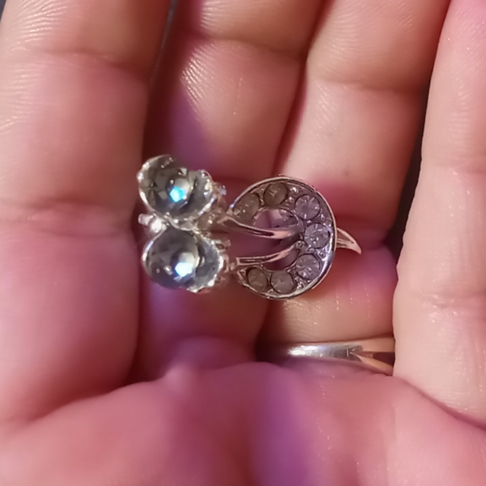 Lovely vintage small brooch/ lapel pin